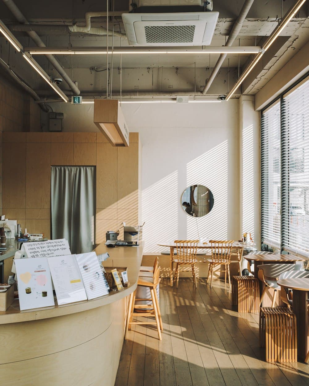 Café Cornerstone — phong cách Japandi